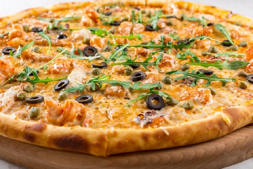 Leckere Pizza von Pizzeria frisch gebacken